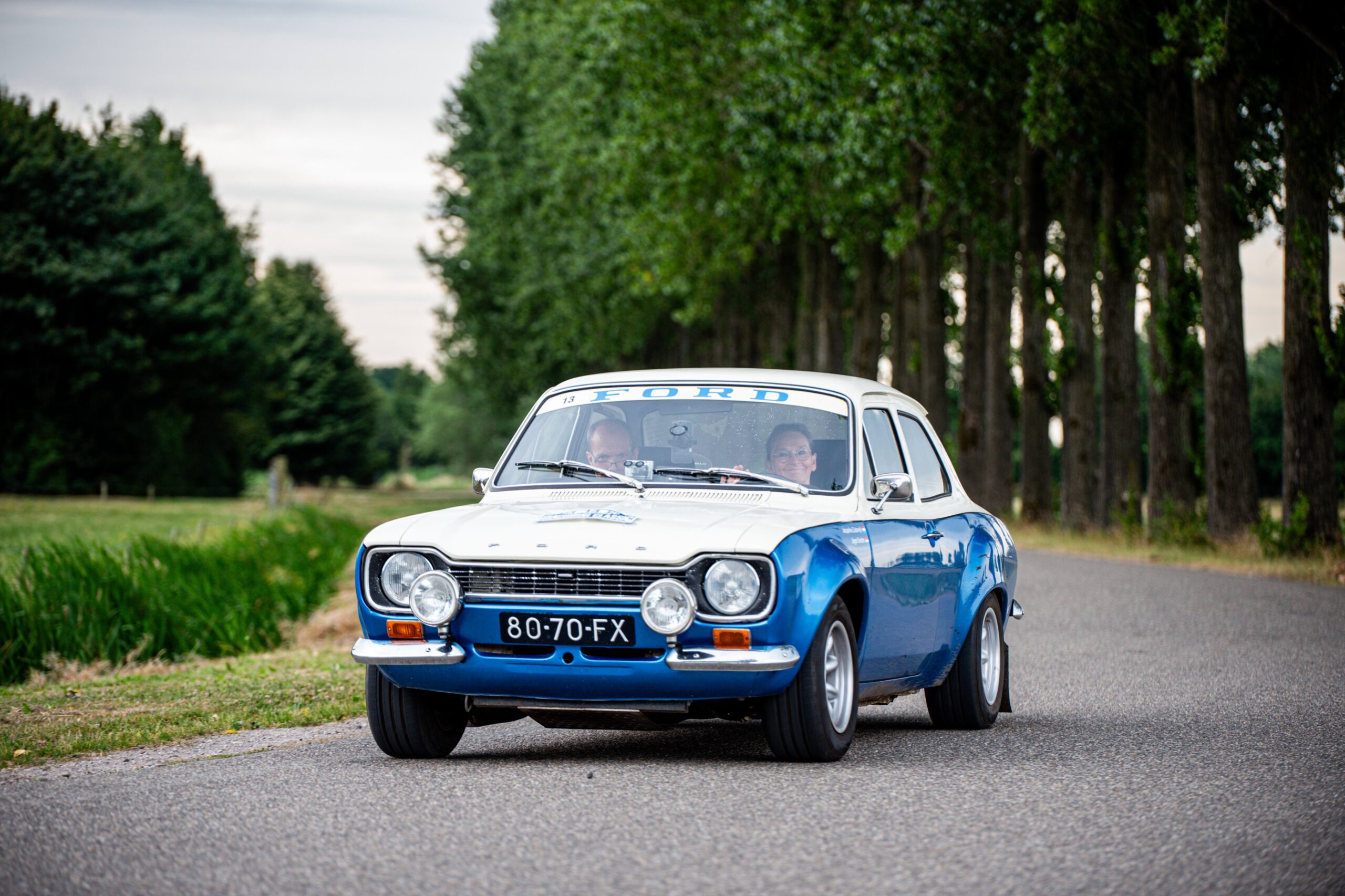 Zwaaiend in de Ford Escort